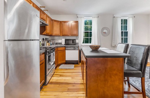 Pendleton House | City View Oasis: Downtown with 3 FREE Parking Spots & 3 Balconies!