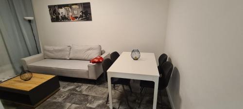 Vinnhorst Apartment | Citynah Whg - 6 Pers., Küche, Terrasse, modern und zentral