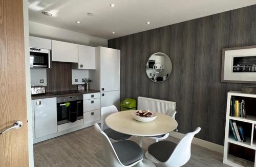 Royal Docks Apartment | Cityscape Serenity: 10th Floor Oasis near City Airport, Excel & 02