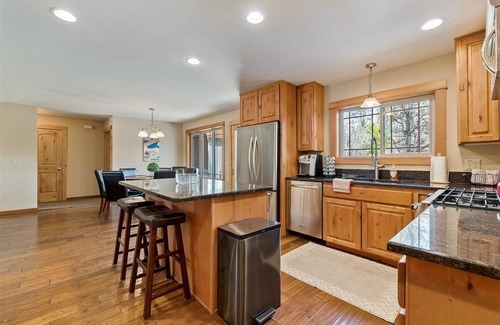 McCall House | *CJ's Lakeview Cabin HotTub Spotless! GameRoom Parking Stocked Kitchen*