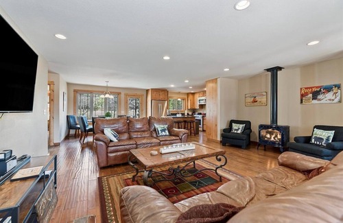 McCall House | *CJ's Lakeview Cabin HotTub Spotless! GameRoom Parking Stocked Kitchen*