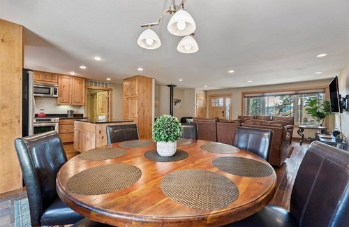 McCall House | *CJ's Lakeview Cabin HotTub Spotless! GameRoom Parking Stocked Kitchen*