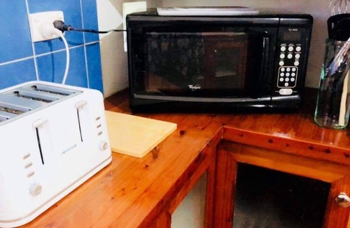 Albury House | “Clairmont Central” close to Town, Free Wifi & Netflix