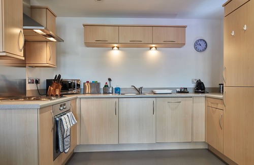 Newcastle-upon-Tyne Apartment | Clarence Court - Free Parking, W-Fi & Netflix