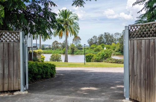 Lower Southgate House | Clarence River Retreat - Oceanstays - Farmstay & Jetty