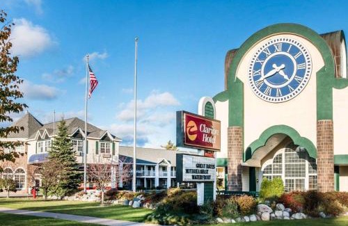 Mackinaw City Hotel | Clarion Hotel Beachfront