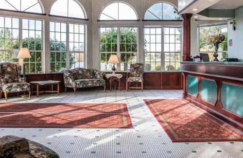 Mackinaw City Hotel | Clarion Hotel Beachfront