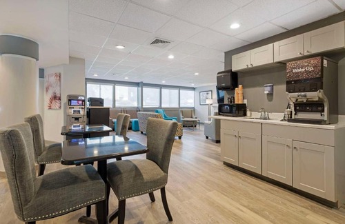 Pumphrey Hotel | Clarion Hotel & Suites BWI Airport North