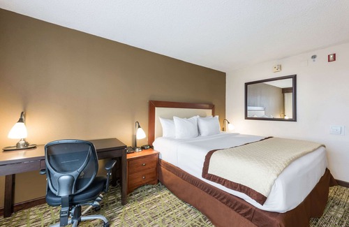 Mount Laurel Hotel | Clarion Hotel & Suites