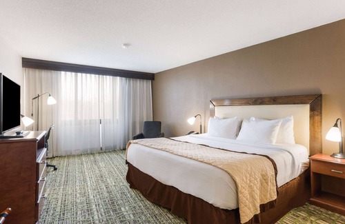 Mount Laurel Hotel | Clarion Hotel & Suites
