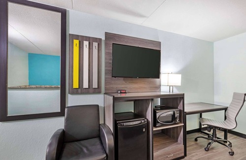 Des Moines Hotel | Clarion Inn Des Moines Airport