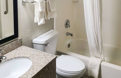 Bettendorf Hotel | Clarion Pointe Bettendorf - Quad Cities