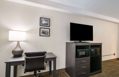 Jamestown Hotel | Clarion Pointe Jamestown - Falconer