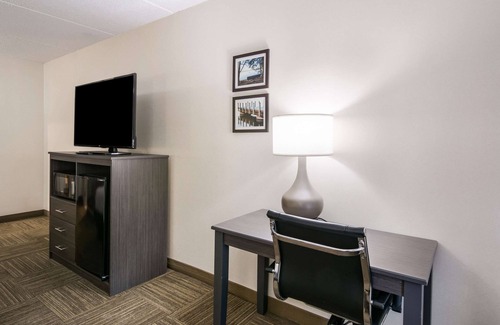 Jamestown Hotel | Clarion Pointe Jamestown - Falconer