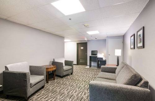 Jamestown Hotel | Clarion Pointe Jamestown - Falconer