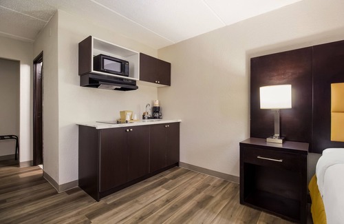 Lake Jackson Hotel | Clarion Pointe Lake Jackson - Clute
