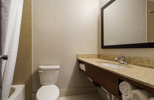 Lake Jackson Hotel | Clarion Pointe Lake Jackson - Clute