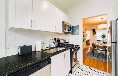 Detroit Apartment | Classic 2/1 Apt Near Villages | Free Parking
