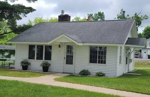 Indian River House | Classic 2BR Cabin Peaceful & Relaxing Stay