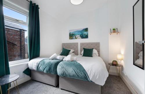 Thornaby On Tees Apartment | Classic 4-Bedroom Retreat close to Infinity Bridge