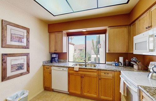 Casas Adobes House | Classic and comfortable condo with pool, hot tub, & tennis
