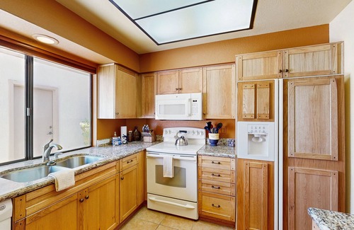 Casas Adobes House | Classic and comfortable condo with pool, hot tub, & tennis