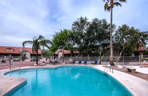 Casas Adobes House | Classic and comfortable condo with pool, hot tub, & tennis