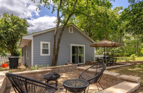 High Springs House | Classic Bungalow on Corner Lot - Screened Porch, Fenced Yard, Firepit & Grill