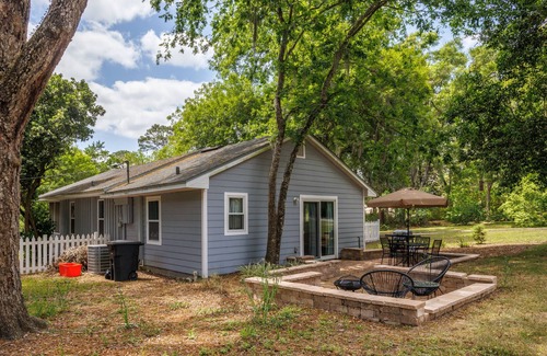 High Springs House | Classic Bungalow on Corner Lot - Screened Porch, Fenced Yard, Firepit & Grill