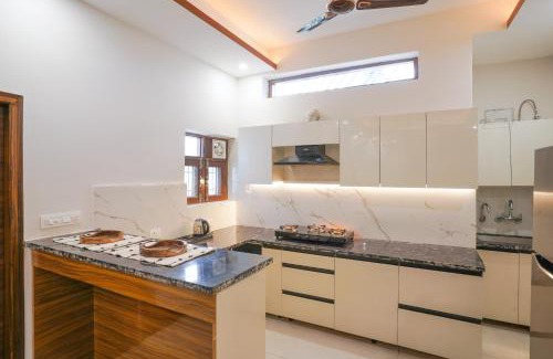 Bullawala Apartment | Classic Bunglow by The StayCationer