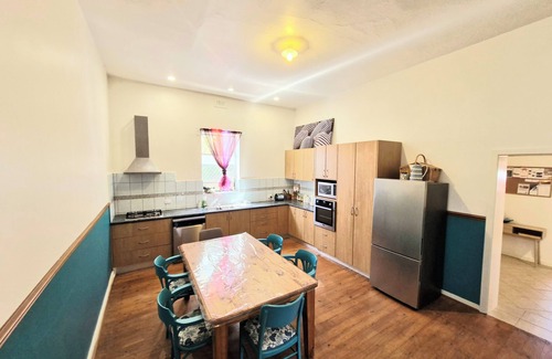 Port Lincoln House | Classic Colonial home, walk to the CBD