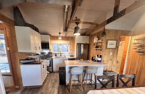 Bobcaygeon Cottage | Classic cottage with hottub on Trent Severn waterway near Bobcaygeon