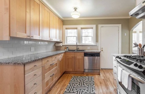 Richmond House | Classic Craftsman - King Beds - Steps to Hawthorne