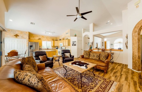 Oro Valley House | Classic, dog-friendly home with landscaped backyard, private pool & spa