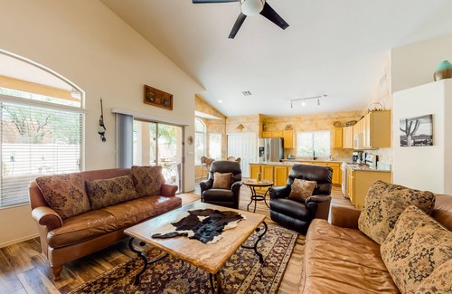 Oro Valley House | Classic, dog-friendly home with landscaped backyard, private pool & spa