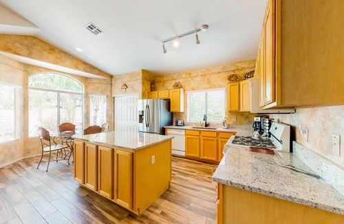 Oro Valley House | Classic, dog-friendly home with landscaped backyard, private pool & spa