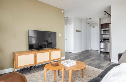 Edgewater Beach Apartment | Classic Edgewater 1BR w/Gym, Deck & Lounge, nr L, by Blueground