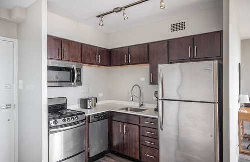 Edgewater Beach Apartment | Classic Edgewater 1BR w/Gym, Deck & Lounge, nr L, by Blueground