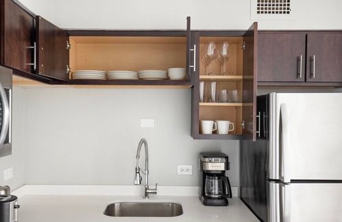 Edgewater Beach Apartment | Classic Edgewater 1BR w/Gym, Deck & Lounge, nr L, by Blueground