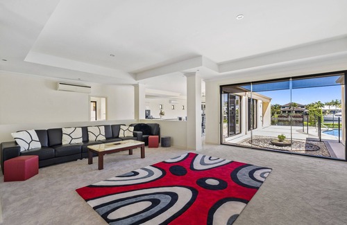 Helensvale House | Classic Elegance Waterfront. Incl FREE entry to 3 theme parks, 5 mins drive.