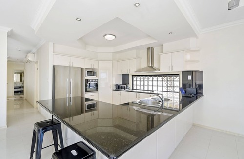 Helensvale House | Classic Elegance Waterfront. Incl FREE entry to 3 theme parks, 5 mins drive.
