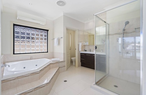 Helensvale House | Classic Elegance Waterfront. Incl FREE entry to 3 theme parks, 5 mins drive.