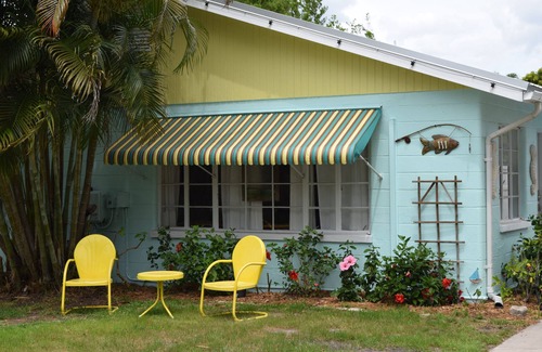 Ruskin House | Classic fishing cabin with free kayaks/boats!Close to beach! Dock your boat n/c!