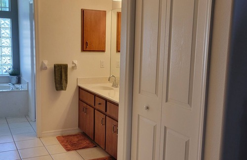 New Port Richey House | Classic Florida home near Tampa Airport, St. Petersburg, beaches, & Nature Coast