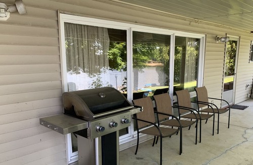 Bradley Cottage | Classic Lakefront Cottage on All-Sports Duncan Lake