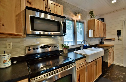 Alexandria Cabin | Classic Lk Le Homme Dieu Cottage! Level sand beach!