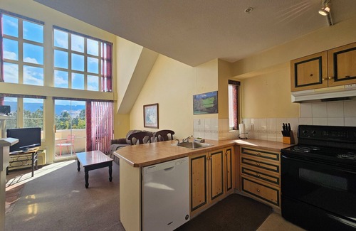 Quail Ridge Apartment | Classic Loft With Golf Course View - 309