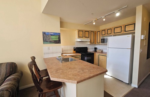 Quail Ridge Apartment | Classic Loft With Golf Course View - 309