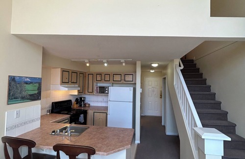 Quail Ridge Apartment | Classic Loft With Golf Course View - 309