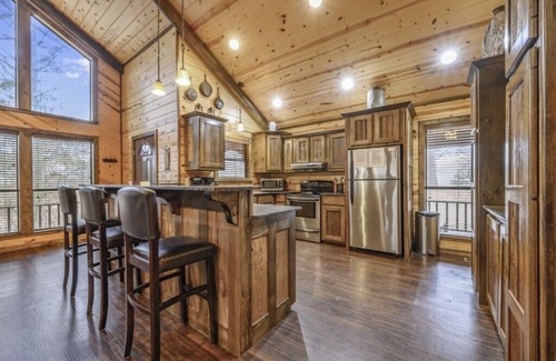 Broken Bow Cabin | Classic log cabin, hot tub, sleeps 6